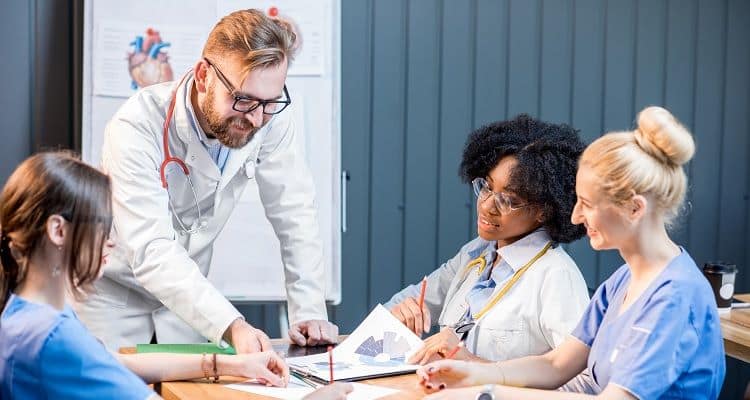Nurses-collaborating-and-learning-together